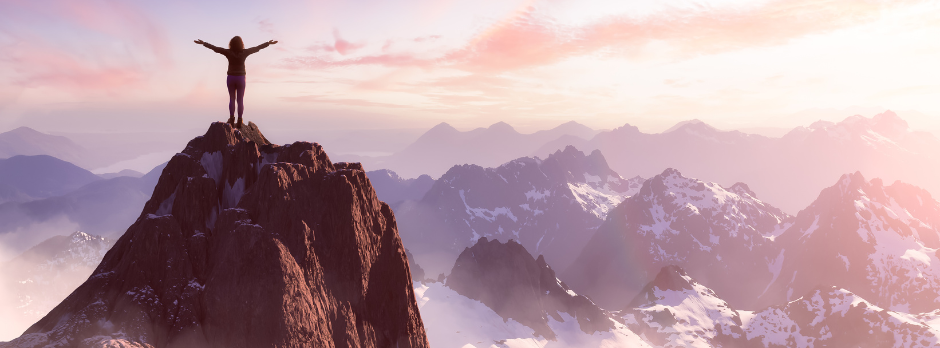 Paisaje de montañas al amanecer